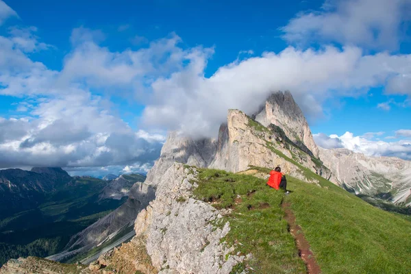 Vista Panorámica Del Grupo Odle Geisler Una Figura Turística Sentada — Foto de Stock