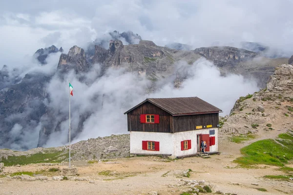 Cabana de montanha em Dolomites, Itália — Fotografia de Stock