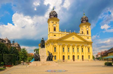 Debrecen, Macaristan ile Protestan büyük Kilisesi - ikinci büyük kenti doğal görünümü Nagytemplom ve Lajos Kossuth anıt güneşli yaz günü itibariyle şehir ana meydanında