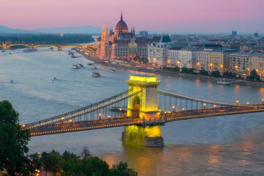 Budapeşte citylights Castle Hill ile Tuna Nehri, Chain Bridge ve alacakaranlıkta, Budapeşte, Macaristan Parlamento Binası doğal görünümünü