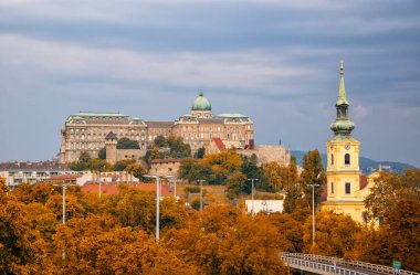 Budapeşte, Macaristan'da Gellert Hill sonbahar günü, Kraliyet Şatosu ve Saint Catherine Kilisesi'nin doğal görünümü