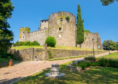 Doğal görünümünü Gorizia tarihi kale - 13. yy, Friuli-Venezia Giulia, güneşli yaz günü, İtalya