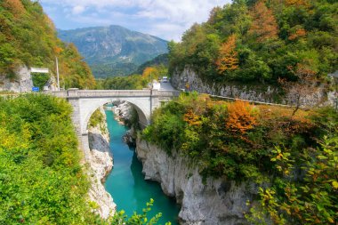 Soca (Isonzo) Nehri ve Napolyon'un Köprüsü yakınındaki Kobarıd (Caporetto) Slovenya muhteşem manzarasına. Soca Nehri ve Kobarıd - popüler Julian Alps ve ı. Dünya Savaşı bellek yer Aktif istirahat için yer
