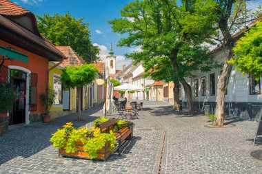 Doğal manzaralı eski kasaba Szentendre, Macaristan, güneşli yaz günü görüntüleyin. Szentendre sanat ve Budapeşte'de kalan turistler için popüler hedef bir şehirdir