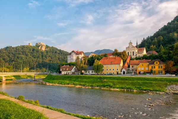 Malowniczy Widok Rzeki Savinja Klasztor Kapucynów Domy Breg Castle Hill — Zdjęcie stockowe