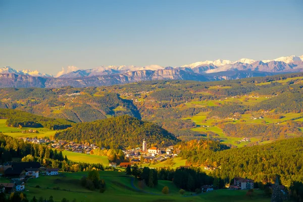 Increíble Vista Panorámica Del Tradicional Pueblo Tirolés Con Iglesia Valle — Foto de Stock