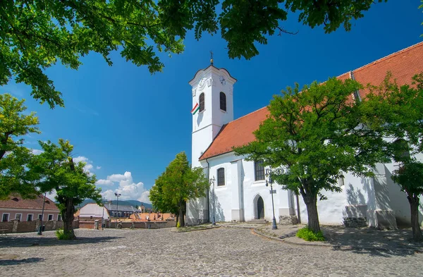 St. John Katolik parish Kilisesi güneşli yaz günü, Szentendre, Macaristan'ın eski şehirde doğal görünümünü. Szentendre sanat ve Budapeşte'de kalan turistler için popüler hedef bir şehirdir
