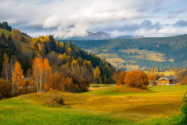 Kolorowa Jesień Krajobrazu Wiejskiego Górskiej Miejscowości Alpy Włochy — Zdjęcie stockowe