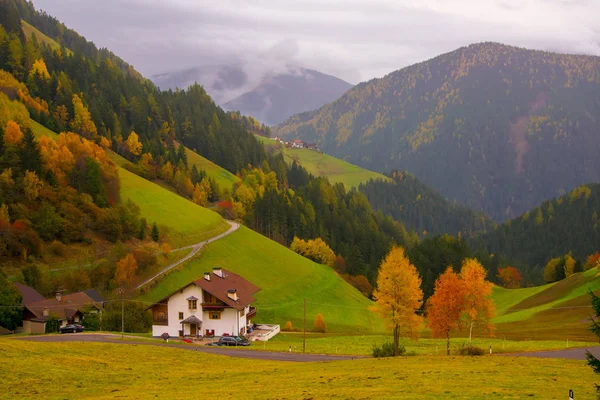 Farbenfrohe Herbstlandschaft Bergdorf Alpen Italien — Stockfoto