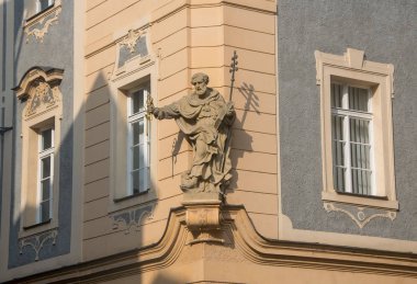 Saint Peter eski cennet köşesinde tuşu tutmakta heykeli house, Prague, Çek Cumhuriyeti