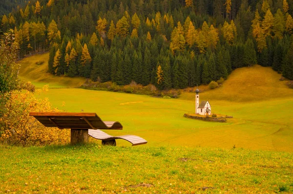 Fantastisk Höst Utsikt Över Santa Maddalena Med Trä Solsäng Förgrunden — Stockfoto