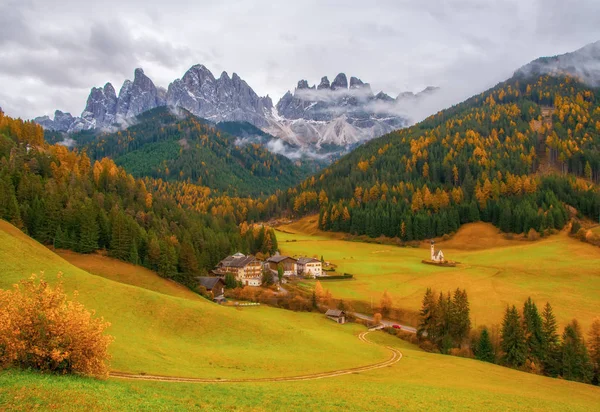 Santa Maddalena Köyü Şaşırtıcı Sonbahar Manzarası Odle Dağın Doruklarına Arka — Stok fotoğraf