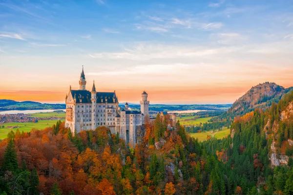 Neuschwanstein Şatosu üzerinde inanılmaz manzaralı güzel gökyüzü ve renkli ağaçlar sonbahar akşam, Bavyera, Almanya