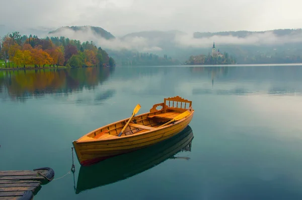 Lonely Boat Water Surface Bled Lake Foggy Autumn Day Slovenia — Stock Photo, Image