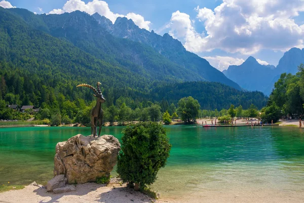 Jasna göl kenarında Kranjska Gora Slovenya zümrüt suların doğal görünümünü