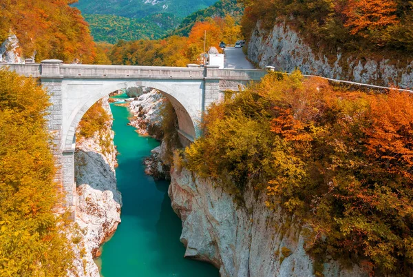 Paisaje otoñal del río Soca y puente de Napoleones cerca de Kobarid, Eslovenia —  Fotos de Stock