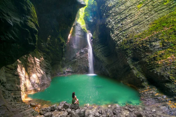 Mayo moda kız Kozjak şelale önünde, Slovenya rahatlatır