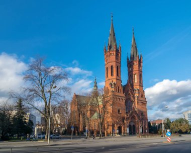 Güneşli bir gün doğal manzaraya Gotik Revival kilise kutsal aile Tarnow, Polonya