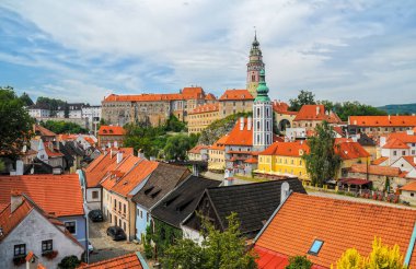 Doğal görünümü Kalesi ve çatıları içinde eski şehir, Cesky Krumlov, Çek Cumhuriyeti. UNESCO Dünya Miras Listesi