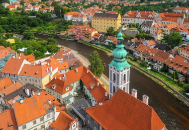 Çek Cumhuriyeti Vltava Nehri üzerinde doğal hava görünümünü eski Cesky Krumlov şehri ve baraj çatı üzerinde. UNESCO Dünya Miras Listesi