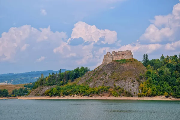 チョルシュティン城とドゥナイェツ川 ポーランド南部の Czorsztynskie の人工湖の風光明媚なビュー — ストック写真