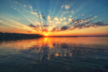 Şaşırtıcı günbatımı Nehri. Güzel bulutlar, pitoresk güneş ışınları ve renkli yansıma su. Dnieper Nehri, Ukrayna