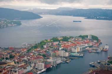 Bergen, Norveç Hava görünümünü. Şehir merkezine, Vagen liman ve Puddefjorden doğal görünümünü sisli yaz gün
