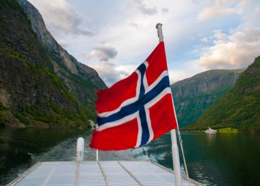 Sognefjord kayalık dağ manzara içinde bir tekne içinde Norveç bayrağı.