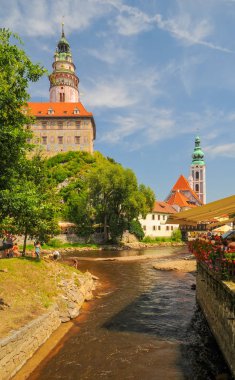 Doğal görünümü Vltava Nehri ve kale ve kilise St Jost towers de Cesky Krumlov, Çek Cumhuriyeti. UNESCO Dünya Miras Listesi