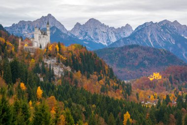 Neuschwanstein ve Hohenschwangau kaleleri doğal görünümünü sonbahar günü, dağ zemin üzerine