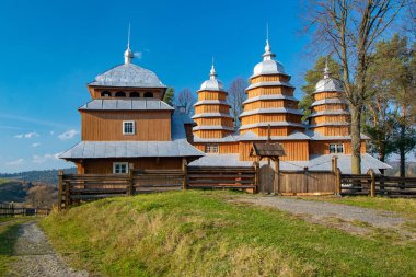 Doğal görünümü, Yunan Katolik Kilisesi, St. Dmitri, Matkiv, Ukrayna. Unesco Dünya Miras Listesi ile birlikte diğer ahşap kiliseler Karpat bölge Polonya ve Ukrayna üzerinde yazılı Kilisesi