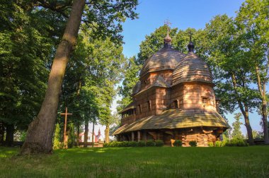 Doğal görünümü Yunan Katolik Kilisesi'nin ahşap Tanrı'nın annesi, Chotyniec, Polonya. Unesco Dünya Miras Listesi ile birlikte diğer ahşap kiliseler Karpat bölge üzerinde yazılı Kilisesi