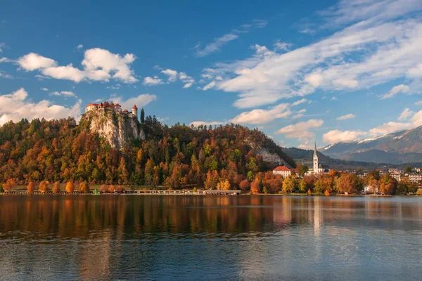 Piękny Widok Jezioro Bled Słoneczny Dzień Jesień Rock Zamku Kościoła — Zdjęcie stockowe