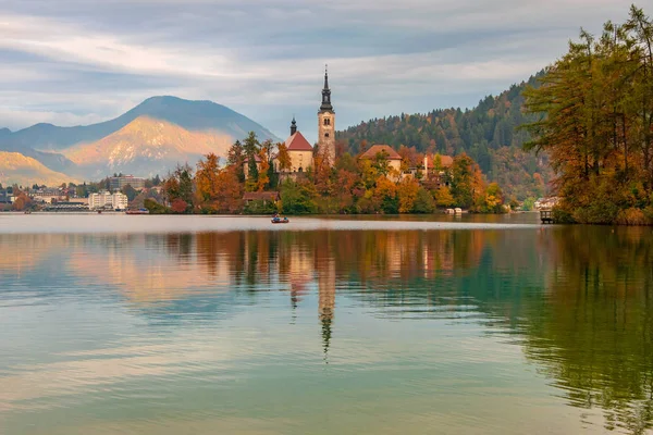 Isla Lago Bled Iglesia Peregrinación Asunción María Con Fondo Paisaje — Foto de Stock