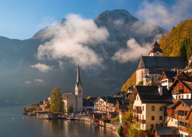 Ünlü Hallstatt dağ köyü sonbahar sabahı pitoresk bulutlara altında Alplerde doğal görünümünü. UNESCO Dünya Mirası, Hallstatt-Dachstein, Salzkammergut, Yukarı Avusturya
