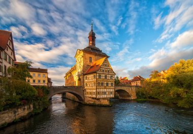 Güneşli sonbahar gün pitoresk bulutlar hareket altında doğal görünümü eski Belediye Binası Bamberg, Almanya. UNESCO Dünya Miras Listesi.