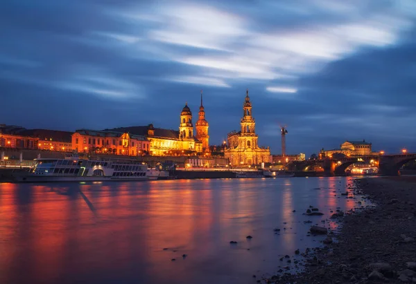 Szenische Abendaufnahme Der Altstadtarchitektur Mit Elbdamm Dresden Sachsen Deutschland Unter — Stockfoto