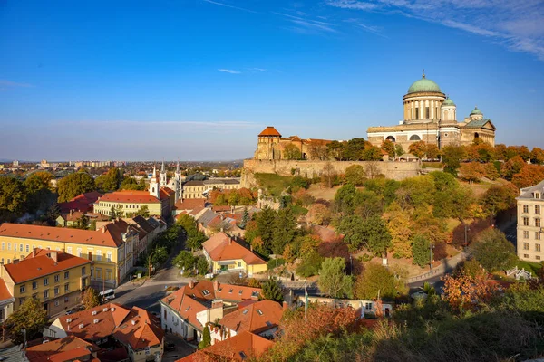 유명한 대성당 에스테르곰 화창한가 헝가리의 센터의 에스테르곰 헝가리에 목적지 — 스톡 사진