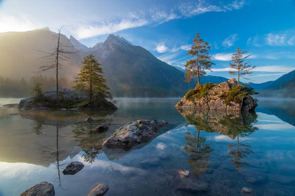 Vista Panorâmica Lago Hintersee Manhã Outono Pinhais Sobre Pedras Refletidas — Fotografia de Stock