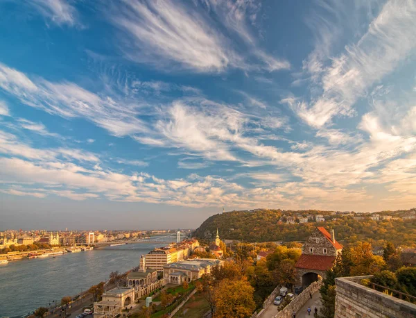 Erstaunlichen Himmel Mit Malerischen Wolken Über Donau Und Buda Hügel — Stockfoto