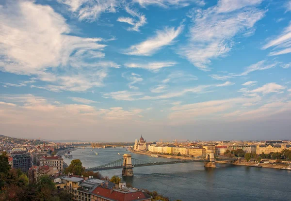 Csodálatos Festői Felhők Felett Duna Budapest Magyarország Központi Részén Lánchíd — Stock Fotó