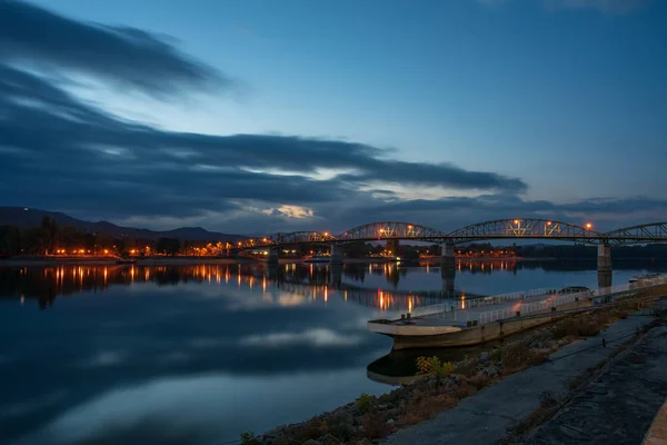 Maria Valeria Köprüsü ile Tuna Nehri Slovak-Macaristan sınırındaki yansıması sabah erken, doğal nightscape. Estergon, Macaristan - Sturovo, Slovakya. Seyahat hedef