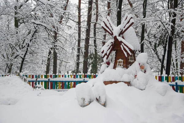 Moulin Vent Décoratif Gnome Recouvert Neige Fraîche Dans Parc Hiver — Photo