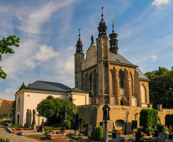 Sedlec aldığı (Kostnice Sedlec) Kutna Hora, Çek Cumhuriyeti için güneşli yaz günü itibariyle dış. Dünya ünlü Gotik Şapel olan iç insan kemikleri ile süslüdür.