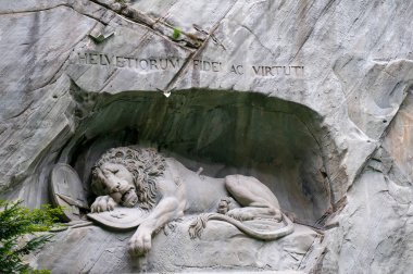 İsviçre 'nin ünlü simgesi Lucerne' de ölen aslan anıtı. Latince 'de 