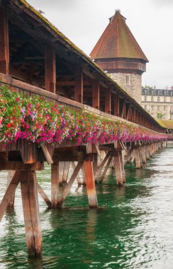 Lucerne, İsviçre tarihi merkezi arka planda üzerinde Antik ahşap Şapel köprü (Kapellbrucke) ve su kulesi (Wasserturm) kapsamında