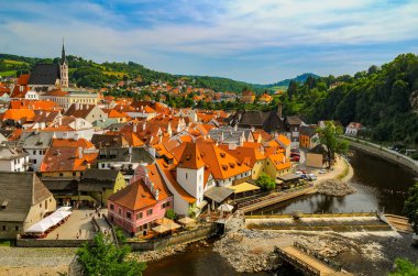 Çek Cumhuriyeti Vltava Nehri üzerinde doğal hava görünümünü eski Cesky Krumlov şehri ve baraj çatı üzerinde. UNESCO Dünya Miras Listesi