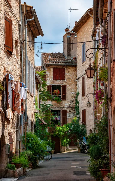 Tipik dar sokak birçok tesisi ile eşlik etti. Taş binaları ve döşenmiş çatı. Tarihi şehir Vence, popüler turistik yer Provence, Fransa