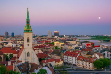 Alacakaranlıkta, Slovakya Bratislava şehir merkezinin panoramik görünümü. Ön plan üzerinde St. Martin's Cathedral