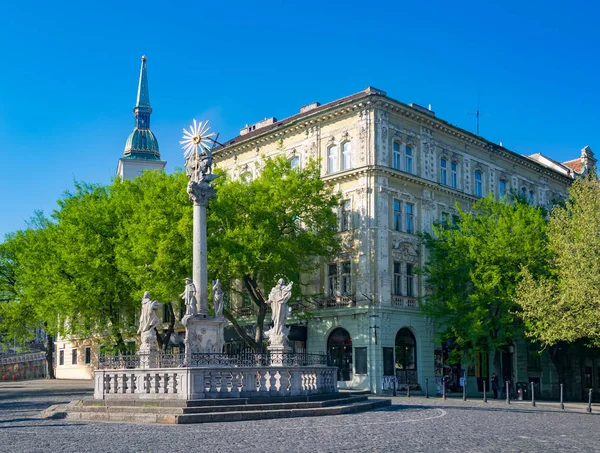 Rybne Namestie Hal Tér Pozsony Szlovákia Napsütéses Tavaszi Napon Pestis — Stock Fotó